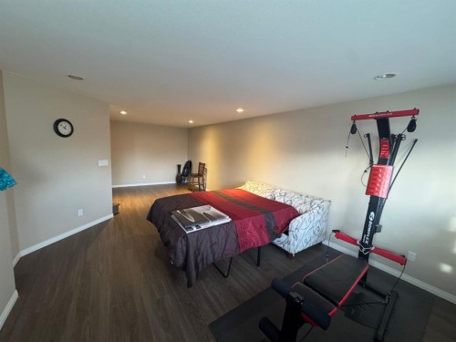 79 Sunridge Boulevard West, Lethbridge, AB - Indoor Photo Showing Bedroom