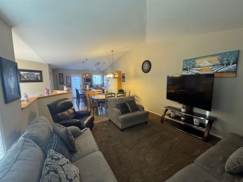 79 Sunridge Boulevard West, Lethbridge, AB - Indoor Photo Showing Living Room