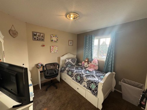 79 Sunridge Boulevard West, Lethbridge, AB - Indoor Photo Showing Bedroom