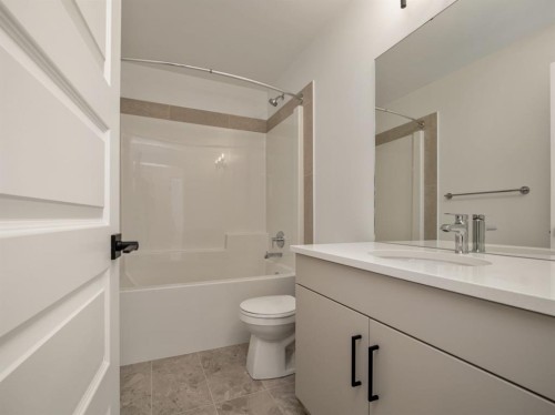 150 Caribou Bend North, Lethbridge, AB - Indoor Photo Showing Bathroom