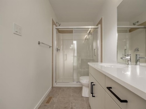 150 Caribou Bend North, Lethbridge, AB - Indoor Photo Showing Bathroom