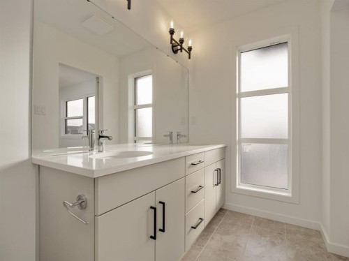 150 Caribou Bend North, Lethbridge, AB - Indoor Photo Showing Bathroom