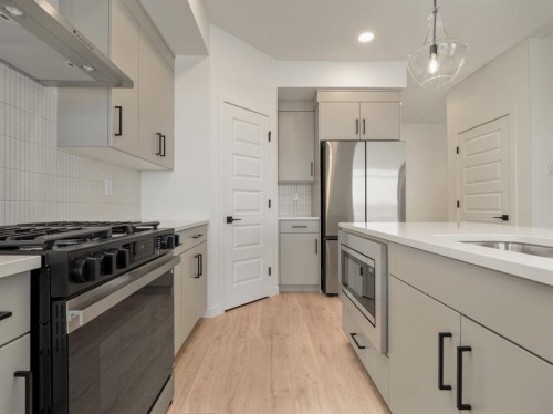 150 Caribou Bend North, Lethbridge, AB - Indoor Photo Showing Kitchen With Upgraded Kitchen