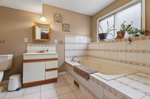 76 Brookpark Place Sw, Calgary, AB - Indoor Photo Showing Bathroom