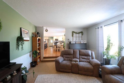 115054 Rr 103, Bow Island, AB - Indoor Photo Showing Living Room