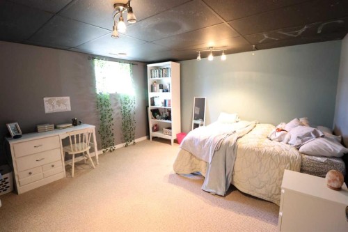 115054 Rr 103, Bow Island, AB - Indoor Photo Showing Bedroom