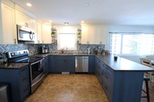 115054 Rr 103, Bow Island, AB - Indoor Photo Showing Kitchen