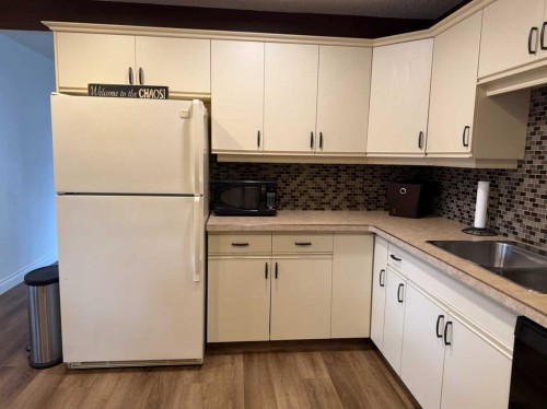 5120 48 Street, Taber, AB - Indoor Photo Showing Kitchen