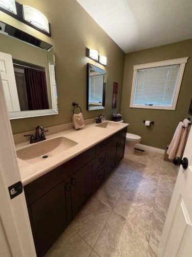 5120 48 Street, Taber, AB - Indoor Photo Showing Bathroom