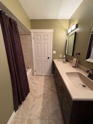 5120 48 Street, Taber, AB - Indoor Photo Showing Bathroom