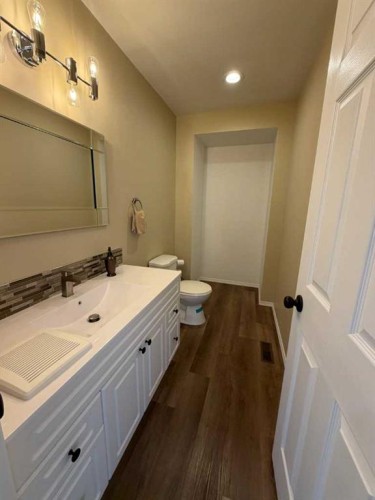 5120 48 Street, Taber, AB - Indoor Photo Showing Bathroom