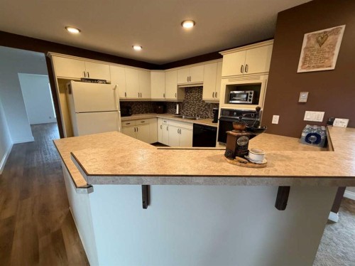 5120 48 Street, Taber, AB - Indoor Photo Showing Kitchen