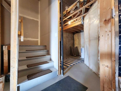 2-69 Aquitania Circle West, Lethbridge, AB - Indoor Photo Showing Other Room