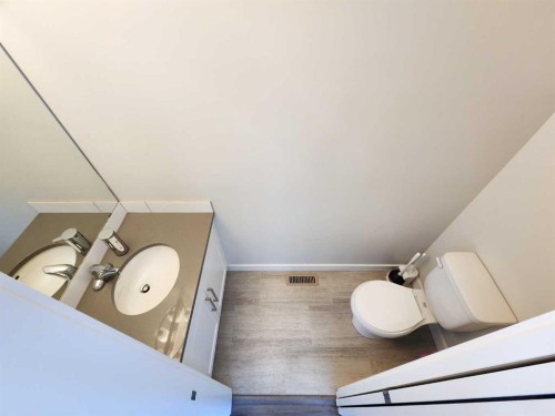 2-69 Aquitania Circle West, Lethbridge, AB - Indoor Photo Showing Bathroom