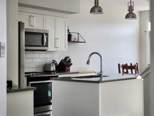 2-69 Aquitania Circle West, Lethbridge, AB - Indoor Photo Showing Kitchen