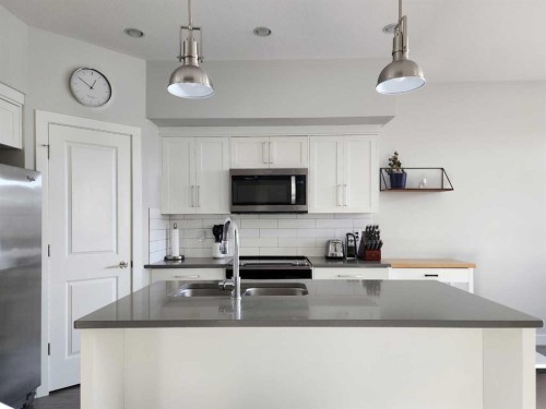2-69 Aquitania Circle West, Lethbridge, AB - Indoor Photo Showing Kitchen With Double Sink