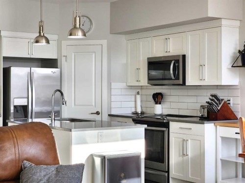 2-69 Aquitania Circle West, Lethbridge, AB - Indoor Photo Showing Kitchen With Upgraded Kitchen