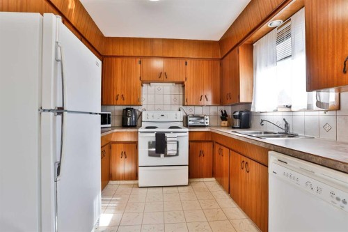 2727 7A Avenue North, Lethbridge, AB - Indoor Photo Showing Kitchen With Double Sink