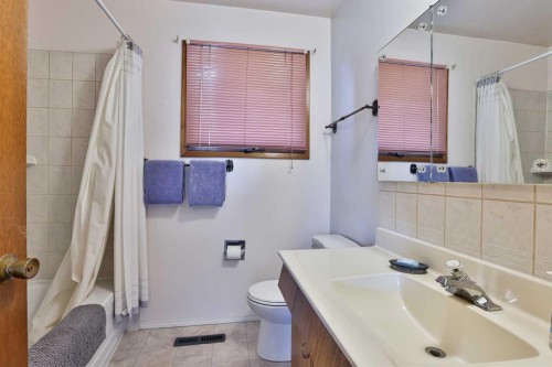 2727 7A Avenue North, Lethbridge, AB - Indoor Photo Showing Bathroom