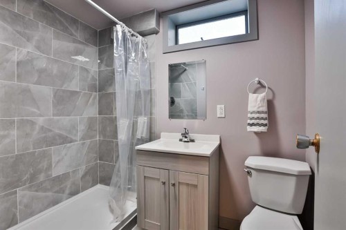 2727 7A Avenue North, Lethbridge, AB - Indoor Photo Showing Bathroom