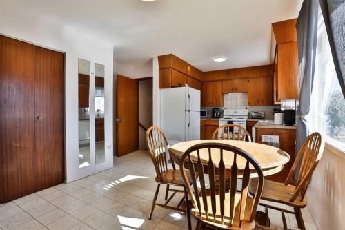 2727 7A Avenue North, Lethbridge, AB - Indoor Photo Showing Dining Room