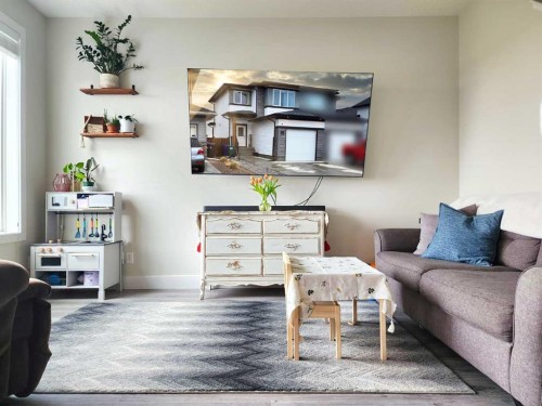 237 Crocus Terrace West, Lethbridge, AB - Indoor Photo Showing Living Room