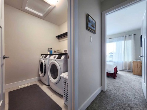237 Crocus Terrace West, Lethbridge, AB - Indoor Photo Showing Laundry Room