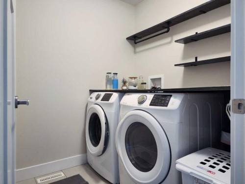 237 Crocus Terrace West, Lethbridge, AB - Indoor Photo Showing Laundry Room
