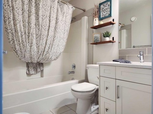 237 Crocus Terrace West, Lethbridge, AB - Indoor Photo Showing Bathroom