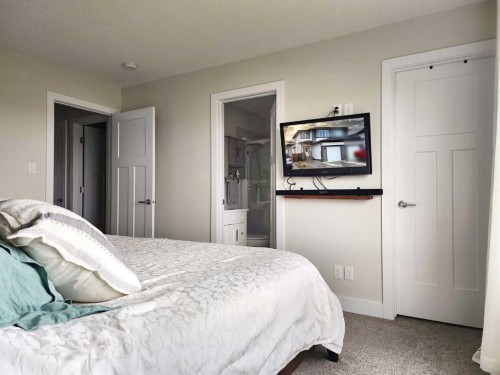 237 Crocus Terrace West, Lethbridge, AB - Indoor Photo Showing Bedroom