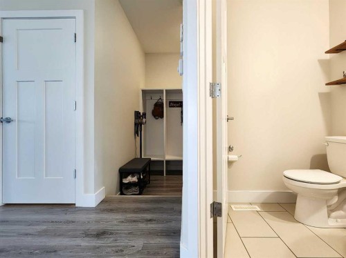 237 Crocus Terrace West, Lethbridge, AB - Indoor Photo Showing Bathroom