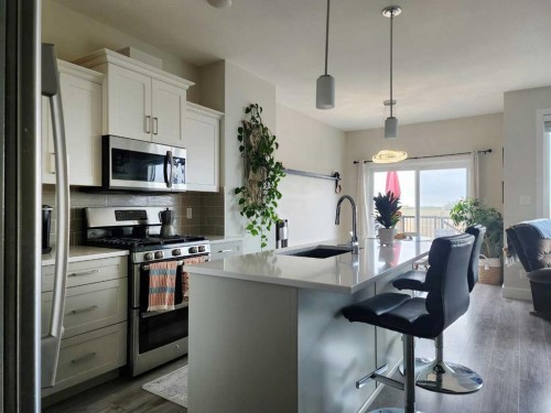 237 Crocus Terrace West, Lethbridge, AB - Indoor Photo Showing Kitchen With Upgraded Kitchen