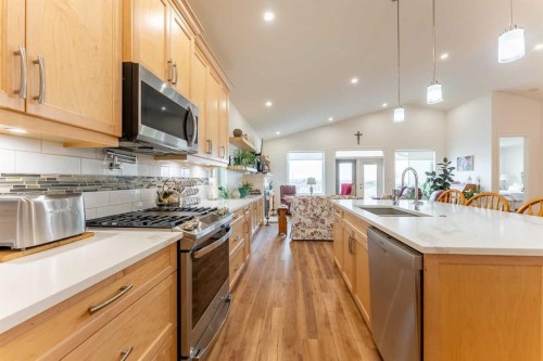 202 Lake Drive, Coalhurst, AB - Indoor Photo Showing Kitchen With Upgraded Kitchen