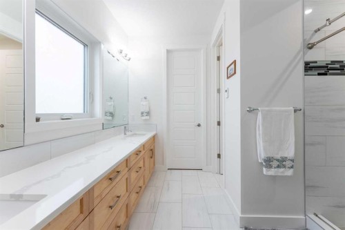 202 Lake Drive, Coalhurst, AB - Indoor Photo Showing Bathroom
