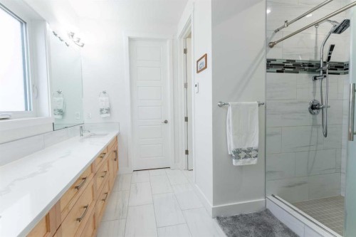 202 Lake Drive, Coalhurst, AB - Indoor Photo Showing Bathroom