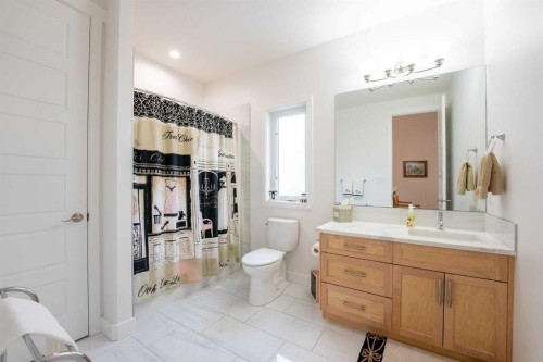202 Lake Drive, Coalhurst, AB - Indoor Photo Showing Bathroom