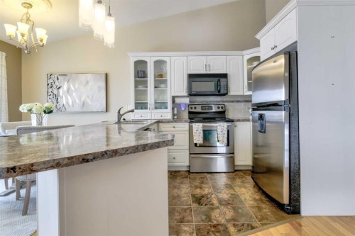 65 Ermineview Way North, Lethbridge, AB - Indoor Photo Showing Kitchen
