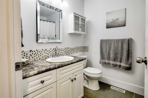 65 Ermineview Way North, Lethbridge, AB - Indoor Photo Showing Bathroom