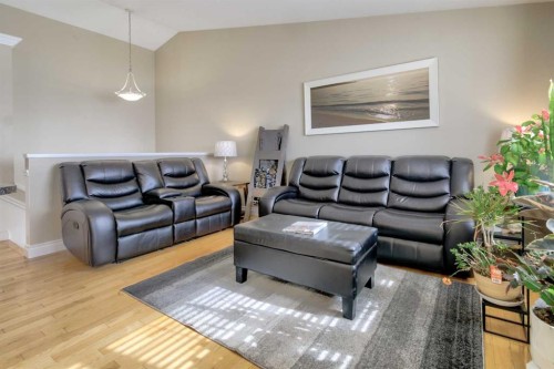 65 Ermineview Way North, Lethbridge, AB - Indoor Photo Showing Living Room