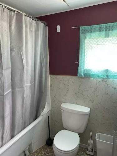 6001 16 Avenue, Coleman, AB - Indoor Photo Showing Bathroom