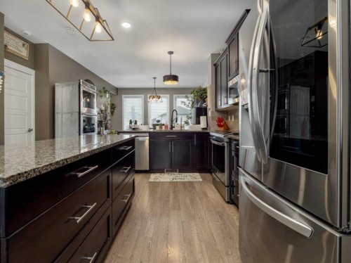 527 Moonlight Lane West, Lethbridge, AB - Indoor Photo Showing Kitchen With Upgraded Kitchen