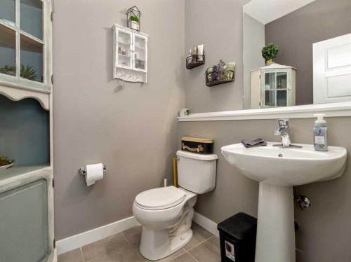 527 Moonlight Lane West, Lethbridge, AB - Indoor Photo Showing Bathroom