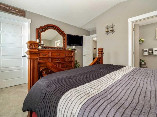 527 Moonlight Lane West, Lethbridge, AB - Indoor Photo Showing Bedroom