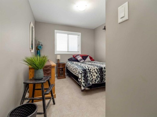 527 Moonlight Lane West, Lethbridge, AB - Indoor Photo Showing Bedroom