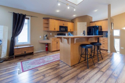 73 Heritage Circle West, Lethbridge, AB - Indoor Photo Showing Kitchen