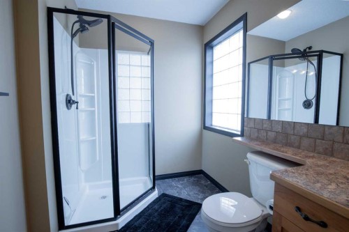 73 Heritage Circle West, Lethbridge, AB - Indoor Photo Showing Bathroom