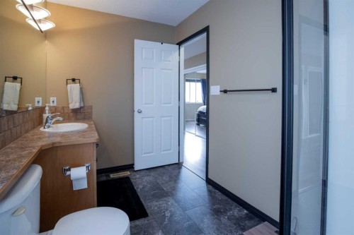 73 Heritage Circle West, Lethbridge, AB - Indoor Photo Showing Bathroom