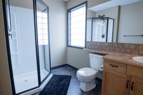 73 Heritage Circle West, Lethbridge, AB - Indoor Photo Showing Bathroom