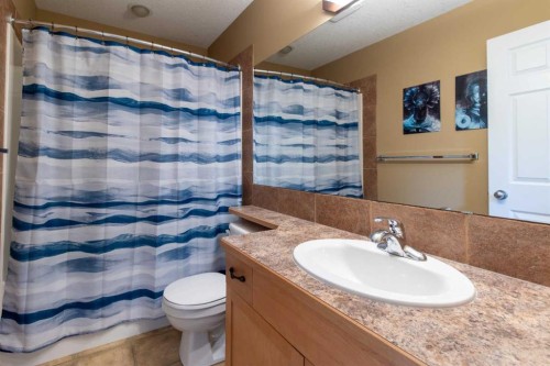73 Heritage Circle West, Lethbridge, AB - Indoor Photo Showing Bathroom