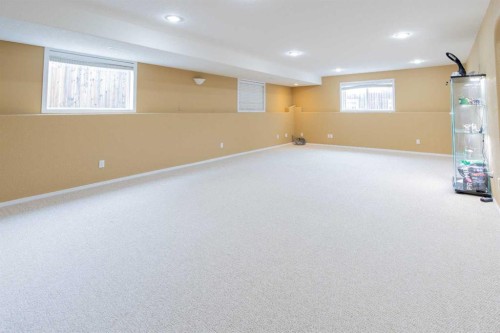 73 Heritage Circle West, Lethbridge, AB - Indoor Photo Showing Other Room